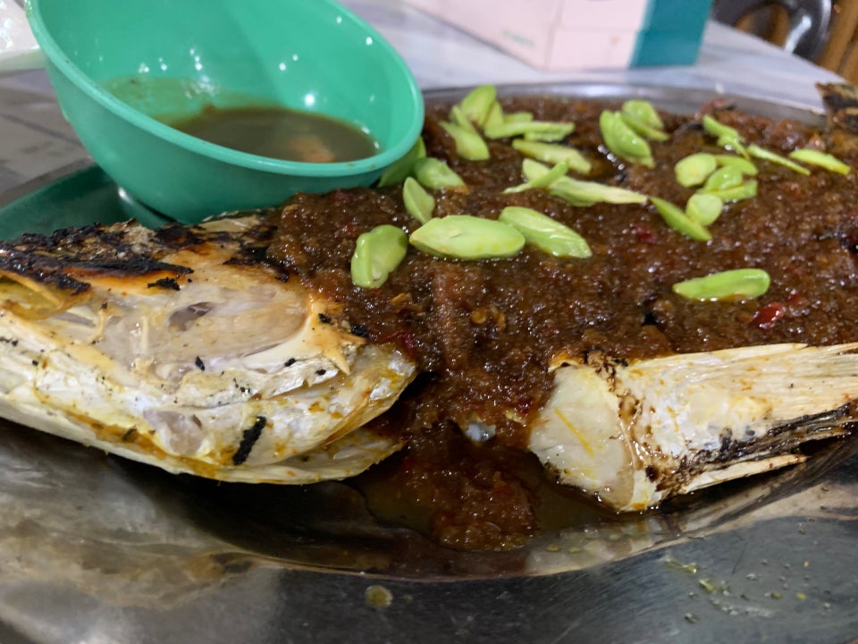 Suapan ikan bakar petai yang sedap dihidangkan bersama nasi putih.