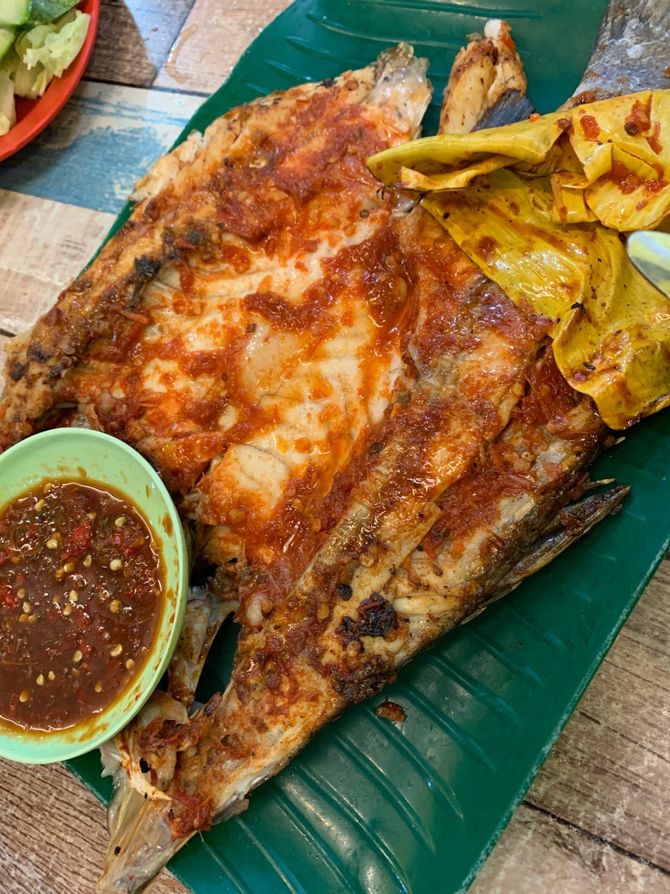 Pelbagai hidangan ikan bakar dan makanan laut segar di Port Dickson