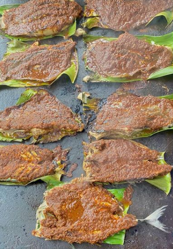 Suasana dan hidangan ikan bakar di Medan Ikan Bakar Sri Tanjung
