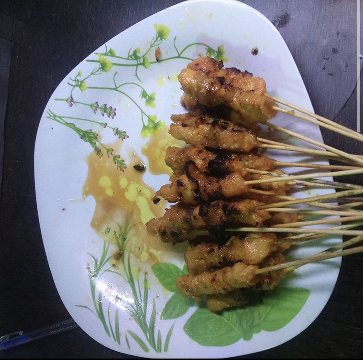 Hidangan satay yang dibakar di Hentian Satay Sungai Ular.
