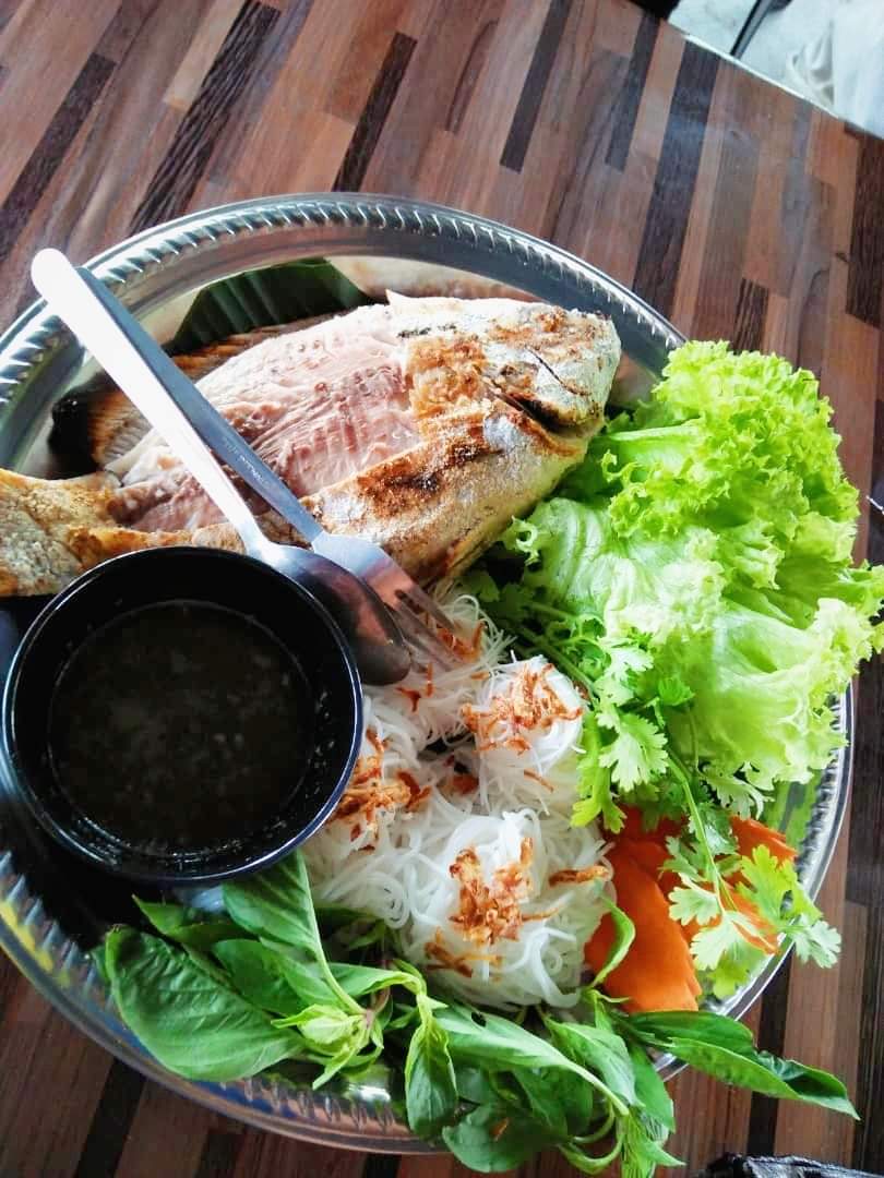 Pelbagai hidangan sedap seperti mi celup dan seafood di tempat makan Pasir Mas.