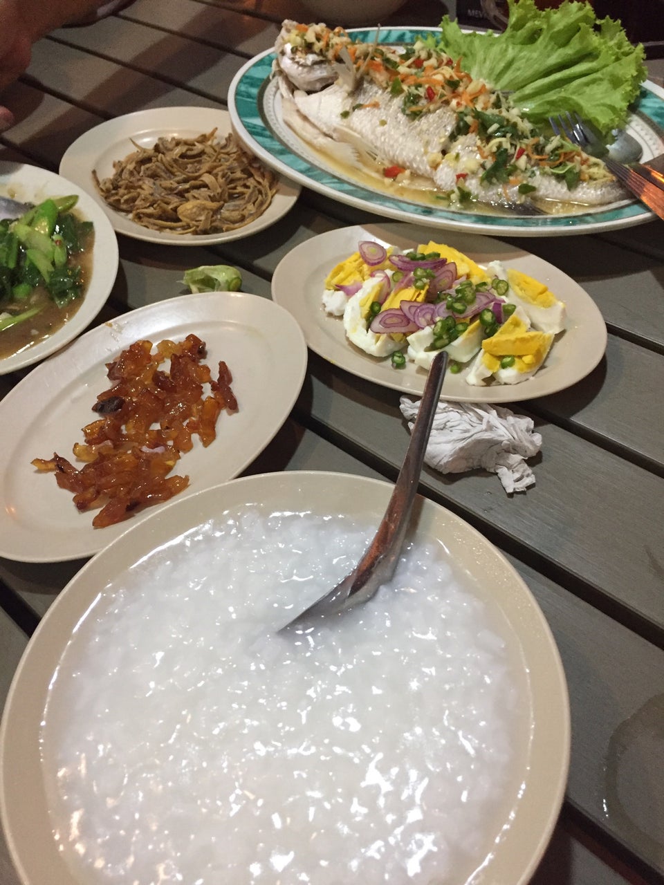 Mangkuk nasi air ala Pantai Timur dihidang bersama sup dan lauk pauk