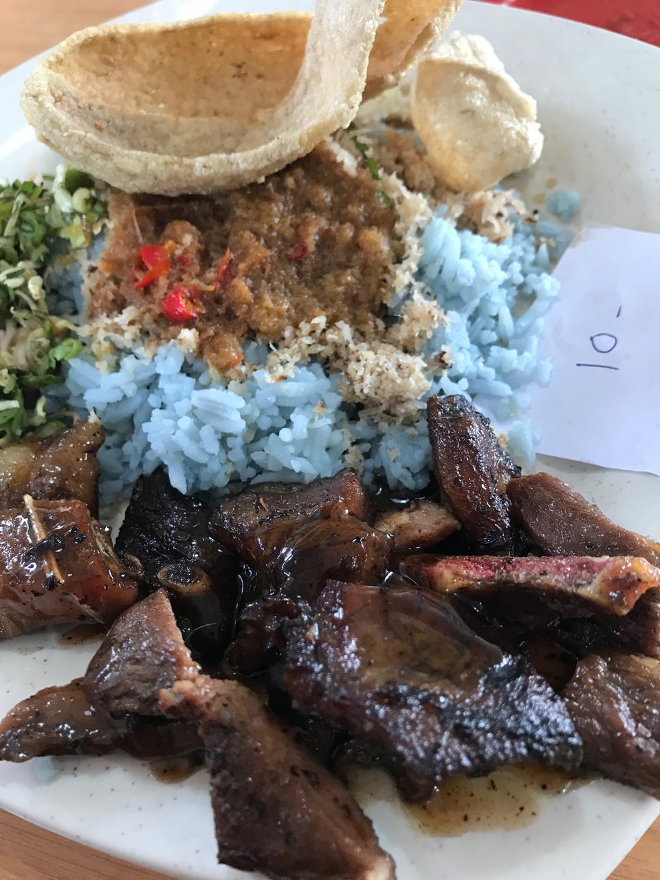 Pelbagai lauk pauk istimewa bersama nasi kerabu di restoran di Kota Bharu