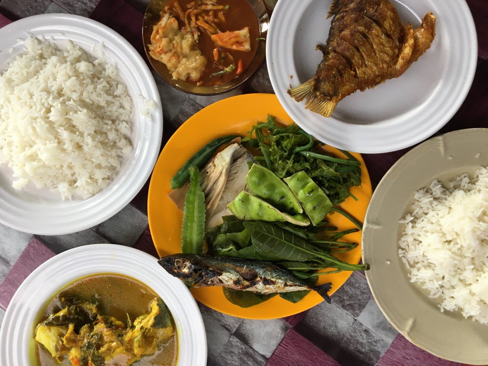Pelbagai jenis ulam-ulaman segar disajikan bersama nasi ulam di kedai makan di Kelantan.