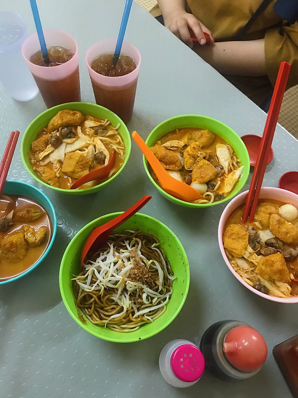 Pelbagai tempat makan dan kafe menarik berdekatan pantai Teluk Cempedak.