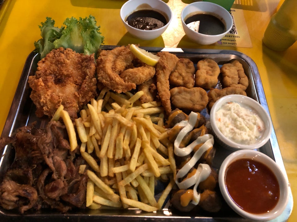 Gambar pelbagai hidangan western seperti burger, pizza dan chicken chop di Port Dickson.