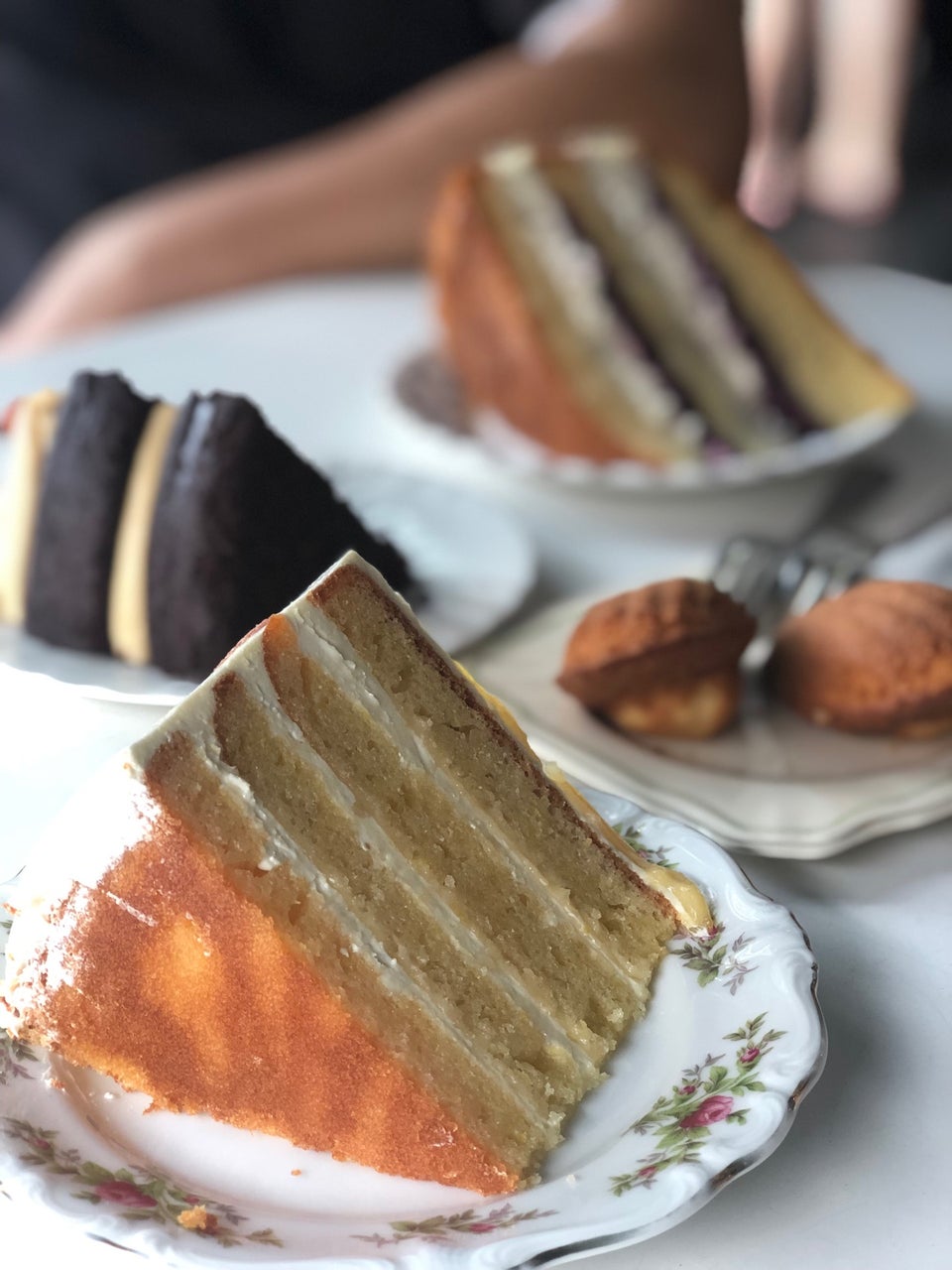 Pelbagai jenis kek dan pastri yang menarik dari kedai kek di Kuala Lumpur.
