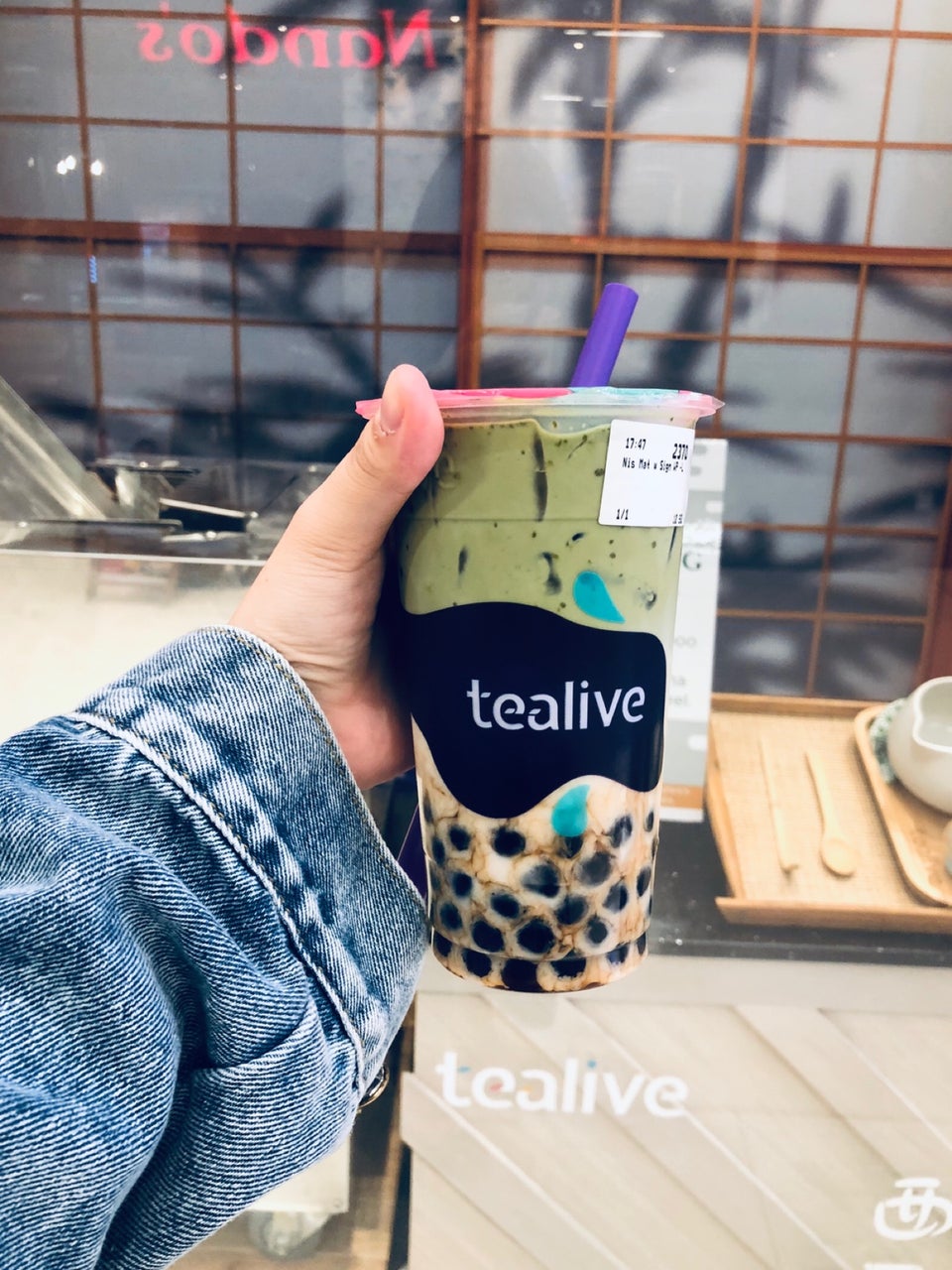 Pelbagai menu minuman teh susu dan smoothie Tealive yang enak dan menyegarkan.