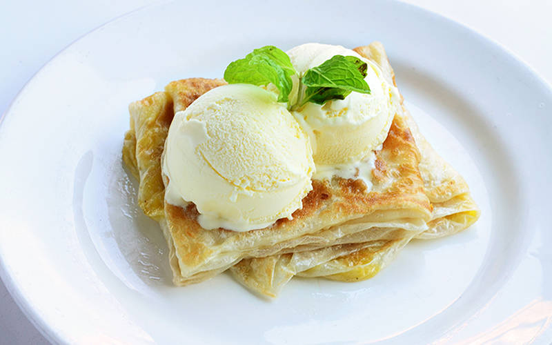 Pelbagai jenis roti canai yang sedap dan mengenyangkan dihidangkan di kedai mamak.