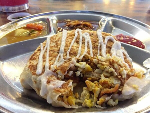 Roti canai Hawaii dengan topping campuran