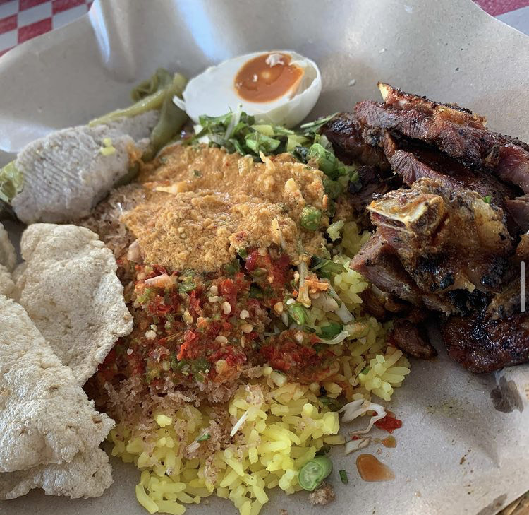 Pelbagai lauk-pauk enak untuk dinikmati bersama nasi kerabu di Kelantan