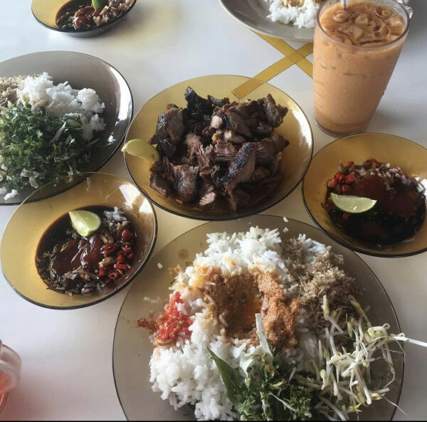 Nasi kerabu daging panggang dari kedai Abe Yie