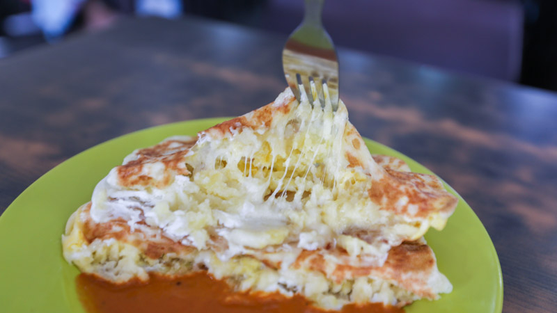 Roti canai keju dengan keju dilelehkan