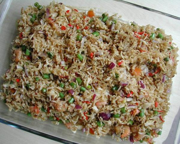 Nasi goreng kerabu berwarna kebiruan dengan herba