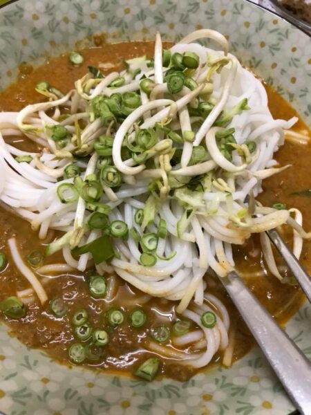 Hidangan laksa Terengganu dengan kuah merahnya