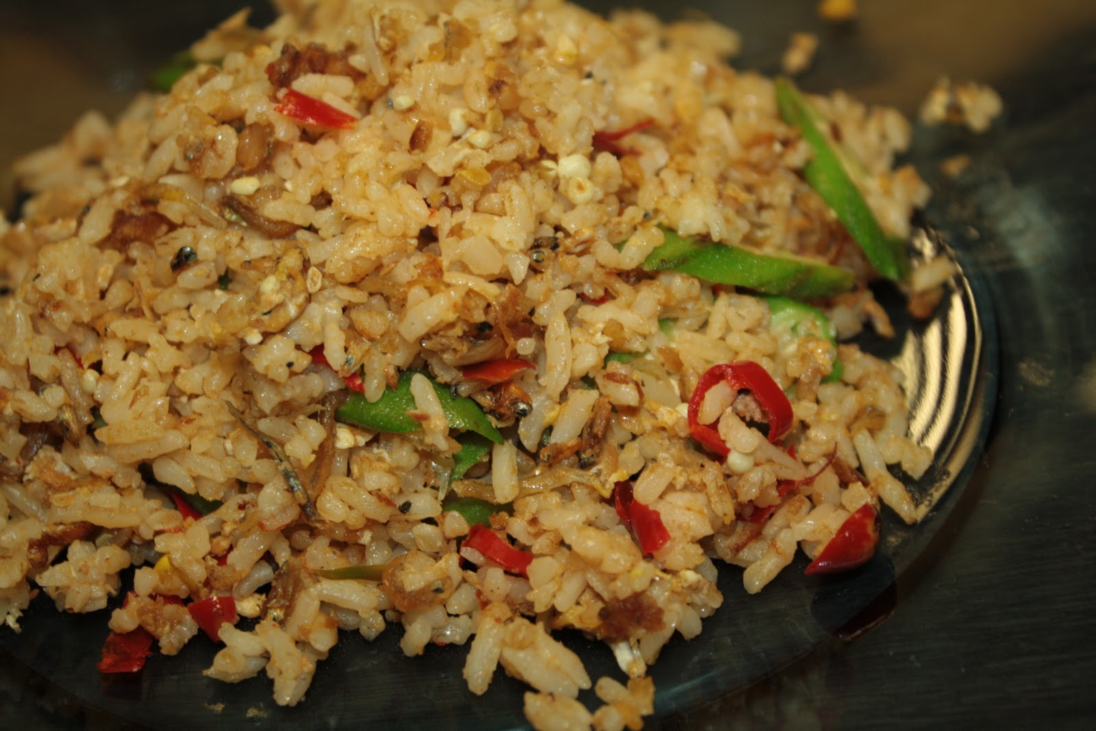 Nasi goreng belacan berwarna perang dengan sambal belacan