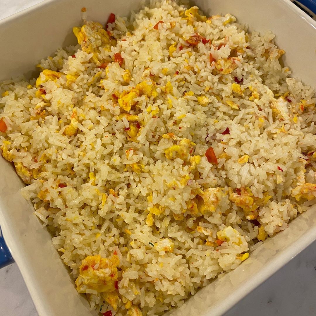 Nasi goreng mentega dengan biji jagung dan udang