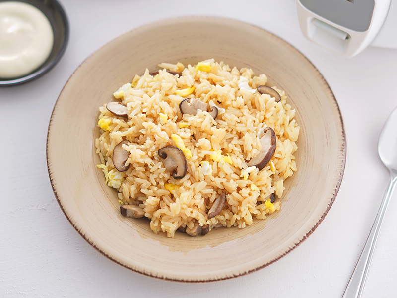Nasi goreng cendawan dengan cendawan segar