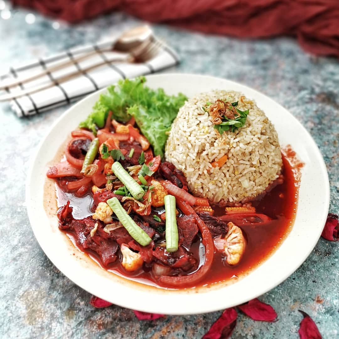 Nasi goreng daging merah dengan daging berwarna merah