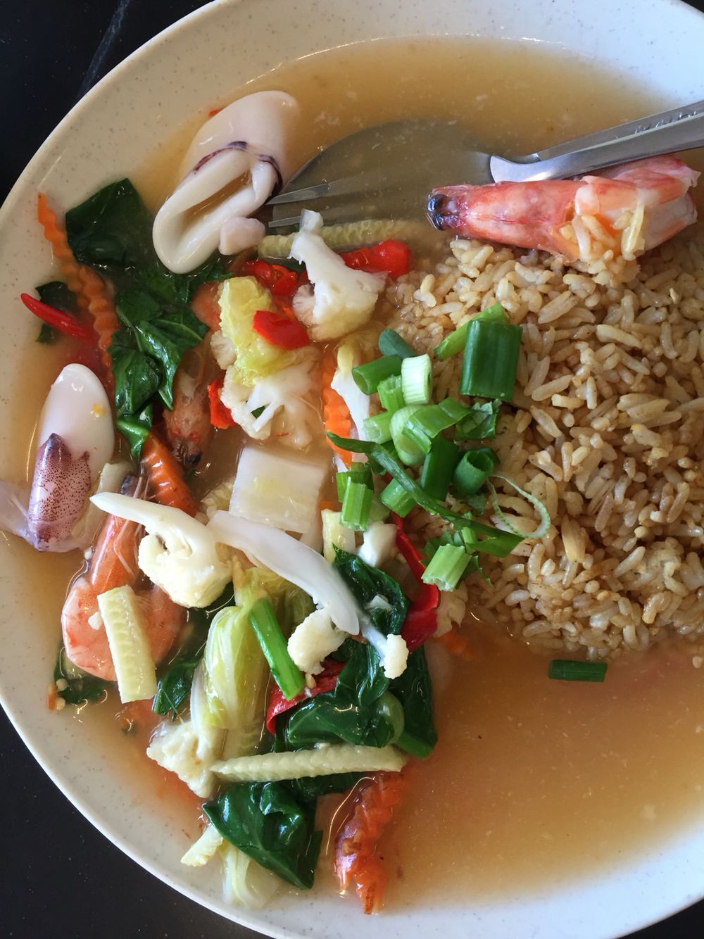 Nasi goreng ladna gaya Cina dengan kuah pekat