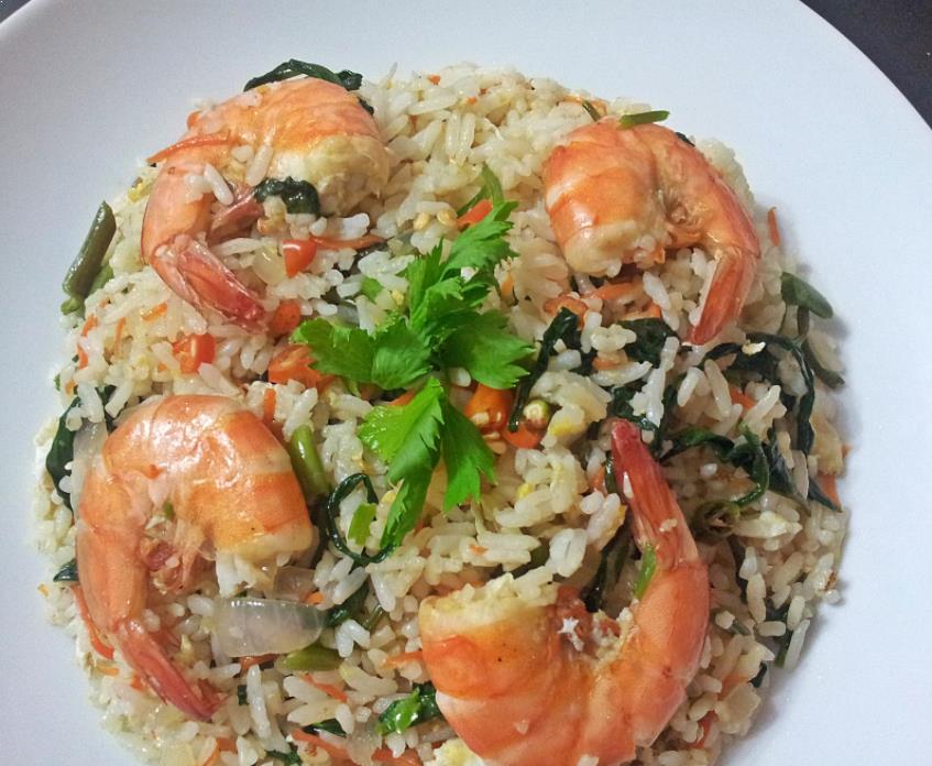 Nasi goreng udang dengan udang besar