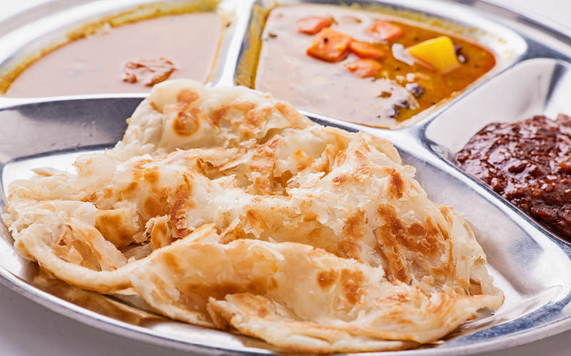 Roti canai kosong biasa di atas pinggan