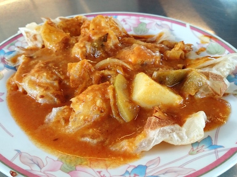 Roti canai banjir direndam dalam kuah dal