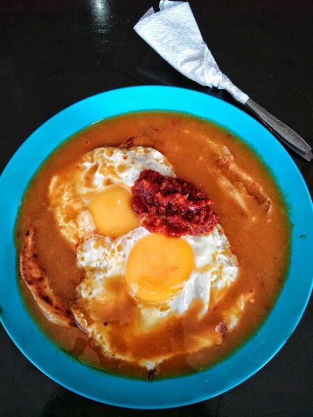 Roti canai jantan dengan telur mata