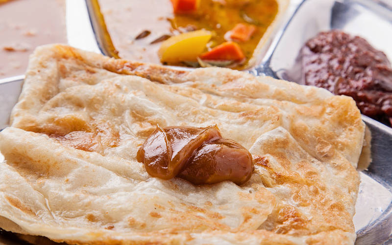 Roti canai kaya dengan sapuan kaya