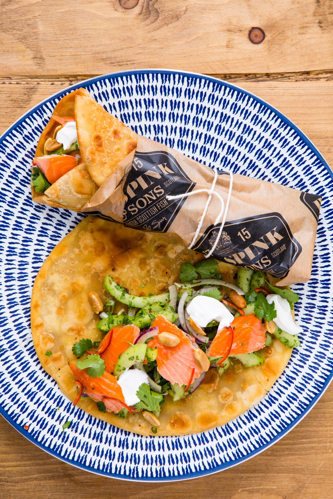 Roti canai salad dengan sayuran segar