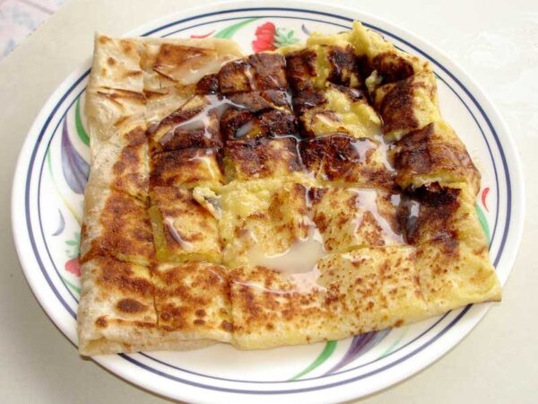 Roti canai pisang dengan hirisan pisang
