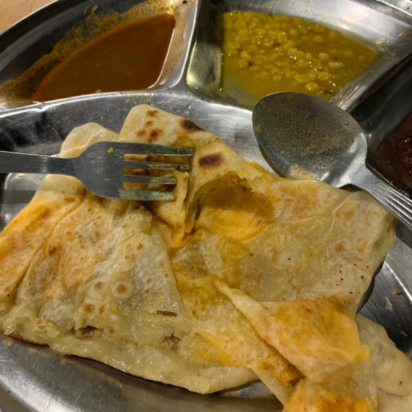 Roti canai telur dengan telur di dalam