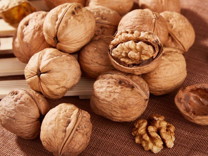 Pelbagai jenis kacang seperti badam, walnut, dan hazelnut tersusun cantik