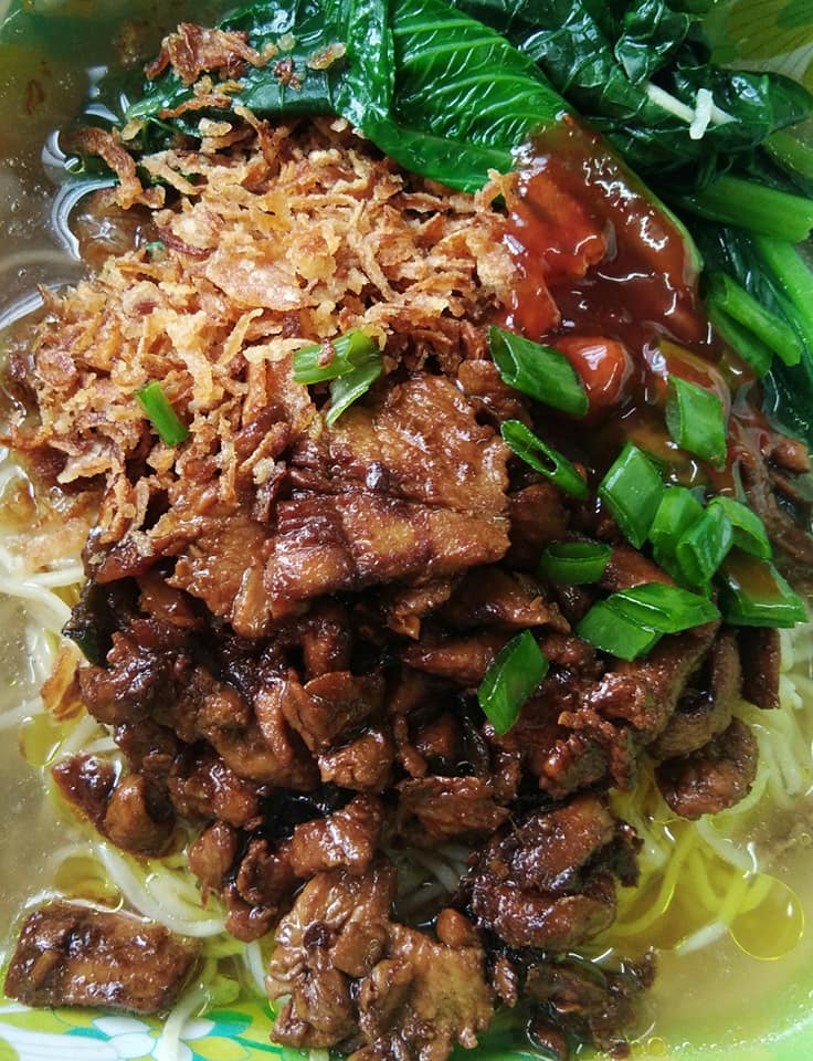 Soto Ayam, salah satu hidangan popular masakan Indonesia.