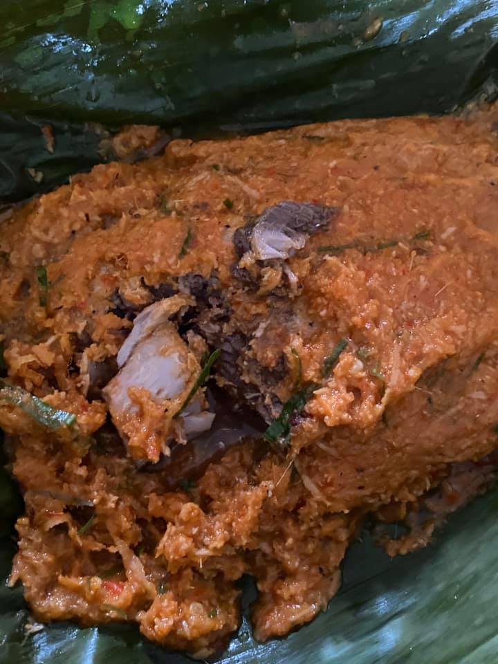 Pais ikan tenggiri dibungkus dengan daun pisang