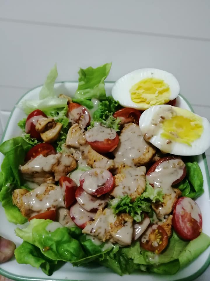 Salad ayam dengan sayur-sayuran segar