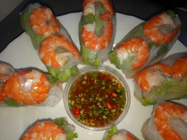 Roll Vietnam dengan sayur dan makanan laut