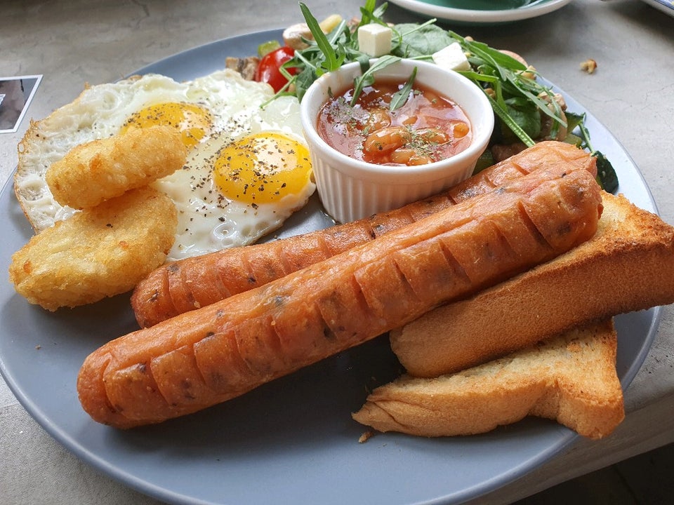 Pelbagai menu sarapan di Shah Alam seperti roti canai sarang burung dan nasi lemak.