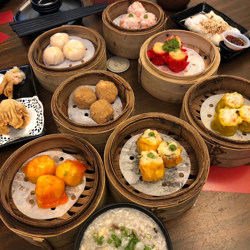 Pelbagai hidangan Cina halal di sebuah restoran di Ipoh