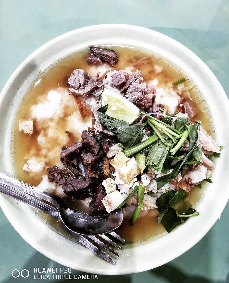 Hidangan nasi air dengan lauk di Nasi Air Hidang Pok Sen