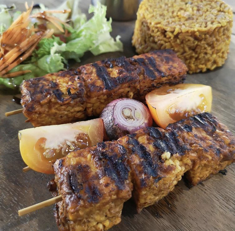 Gambar pelbagai hidangan di tempat makan hipster di Langkawi seperti Fish & Chips dan kafe tepi pantai.