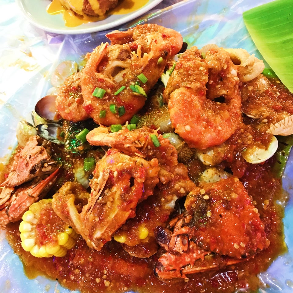 Hidangan shell out makanan laut segar seperti ketam, kerang dan udang di atas meja.