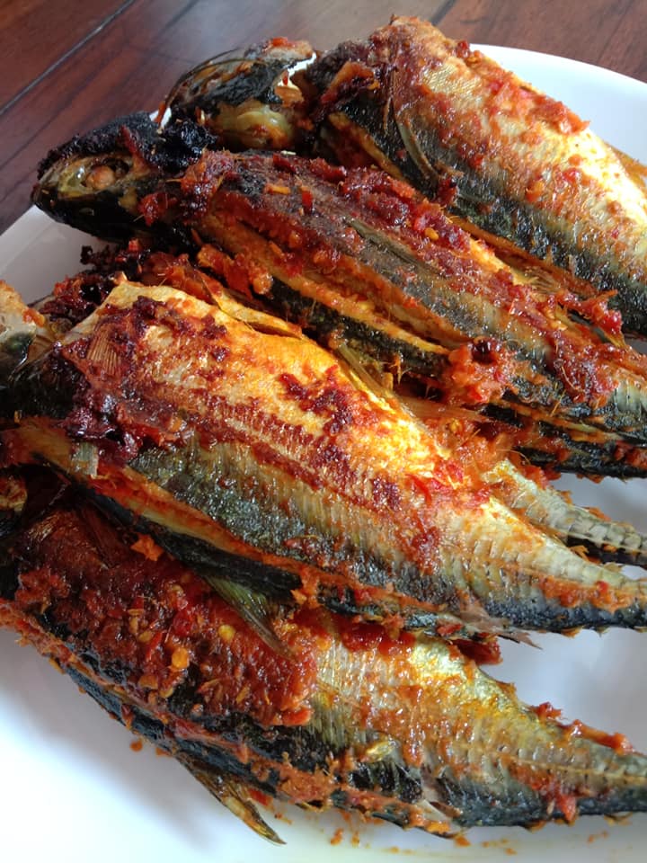 Gambar ikan cencaru sumbat sambal portugis yang kelihatan sedap dan menggugah selera.