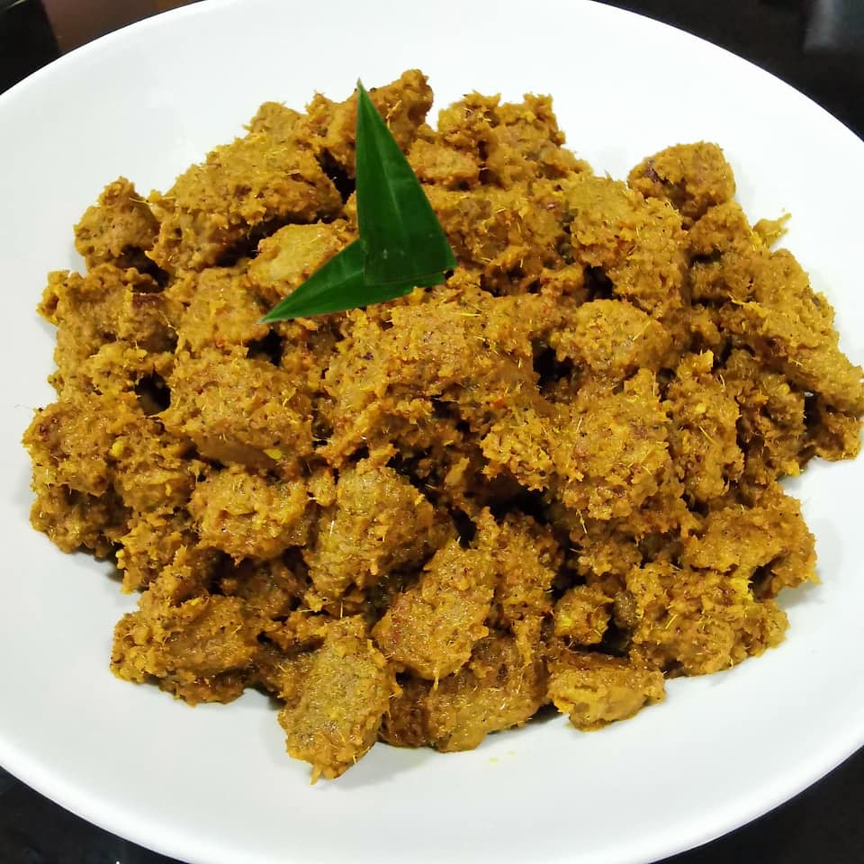 Pelbagai jenis hidangan rendang yang enak dan berempah.