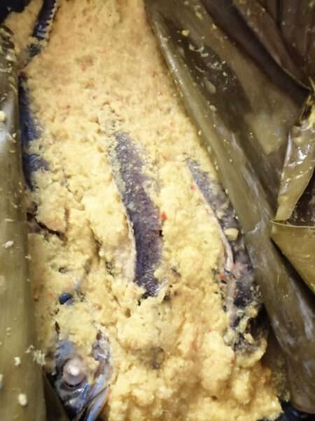 Pais ikan cencaru kukus dengan sambal dibungkus daun pisang
