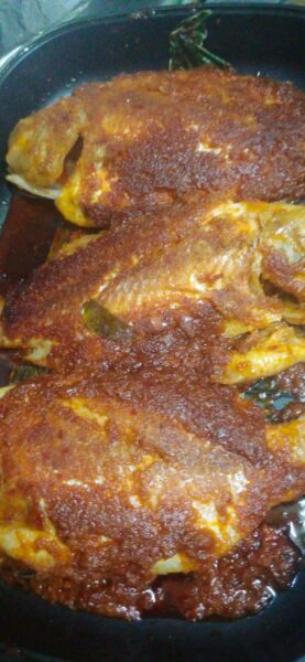 Ikan tilapia dibakar dengan rempah sehingga garing