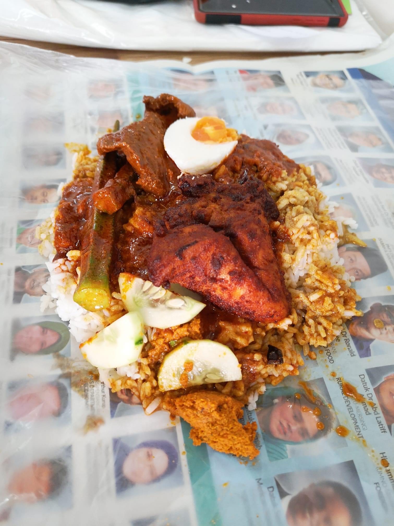 Nasi kandar dengan lauk ayam merah dan kuah banjir yang sedap di Ipoh