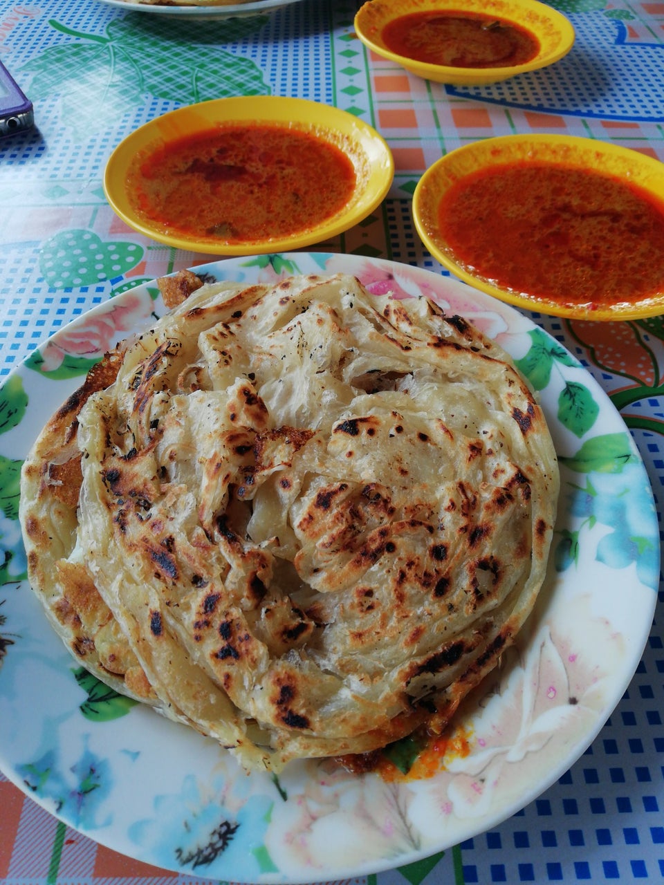 Roti canai rangup yang dimasak menggunakan dapur kayu arang di salah sebuah warung di Melaka.