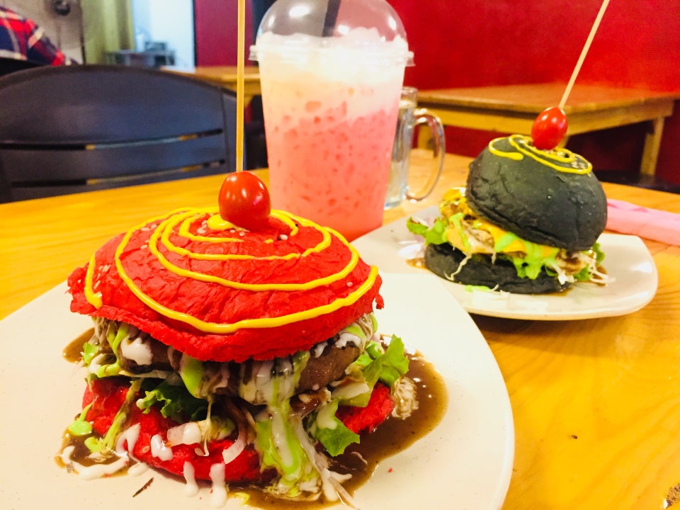 Pelbagai jenis burger yang sedap dan menggiurkan di tempat makan burger di Penang.