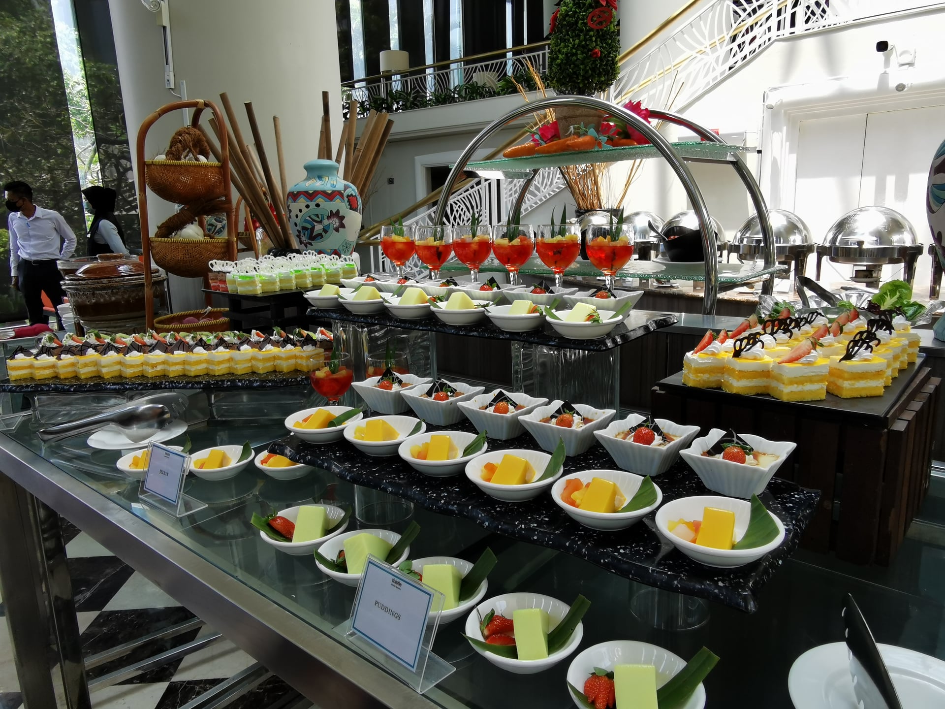 Suasana dan pelbagai hidangan mewah semasa buffet di hotel Johor Bahru.